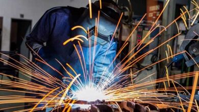 در حال جوشکاری