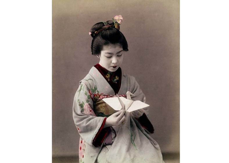 دختری در حال درست کردن اوریگامی درنا، سال 1990