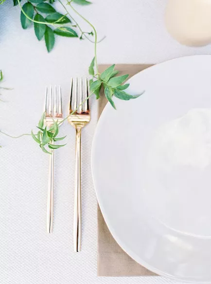 قاشق و چنگال و ظروف طلایی