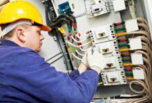 در حال سیم کشی ساختمان