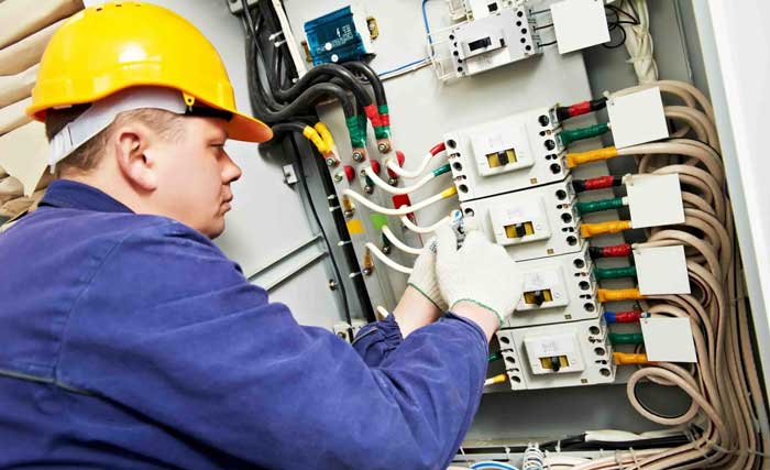 در حال سیم کشی ساختمان