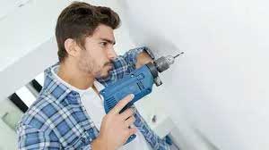 سوراخ میخ دو پای سیم را دریل کنید