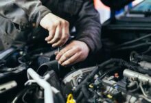 در حال تعمیر خودرو