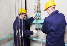 در حال تعمیر آسانسور