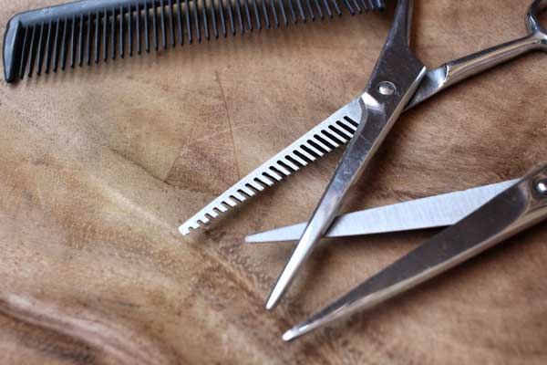 قیچی و شونه برای کوتاه کردن مو 