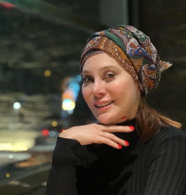 آرام جعفری در حال خندیدن