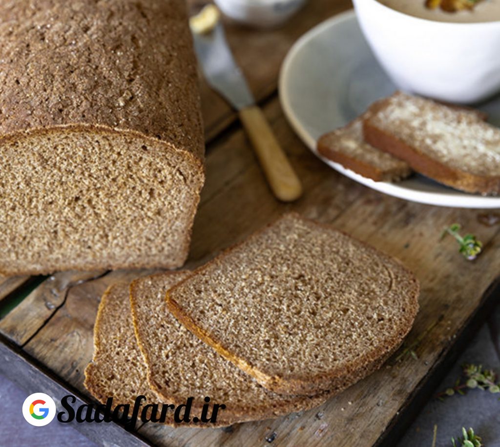 رنگ آرد چاودار خیلی تیره نیست.آرد چاودار را نباید با آرد روگن که یک آرد صنعتی می باشد اشتباه گرفت.