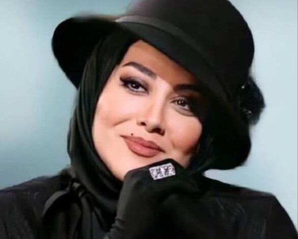 آشا محرابی در حال خندیدن