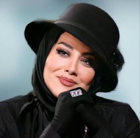 آشا محرابی در حال خندیدن