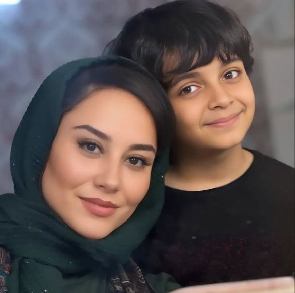 آشا محرابی در کنار بازیگر خردسال