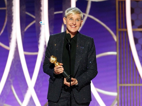 الن دی جنرس در حال گرفتن جایزه