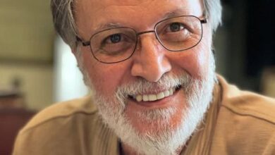 امین تارخ در حال خندیدن