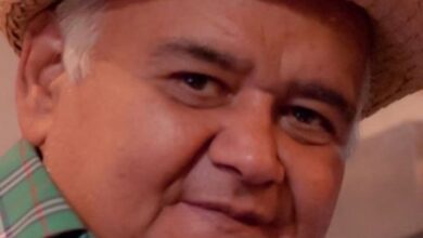 اکبر عبدی در حال خندیدن