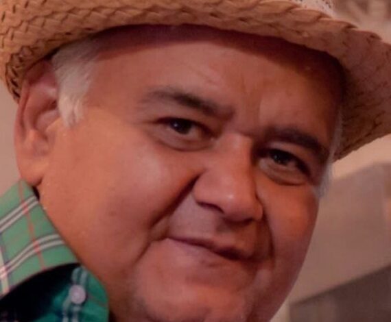 اکبر عبدی در حال خندیدن