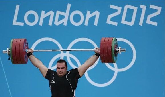 بهداد سلیمی در حال وزنه برداری