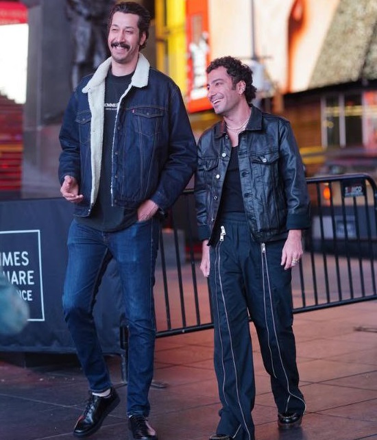 بهرام افشاری در کنار نوید محمدزاده