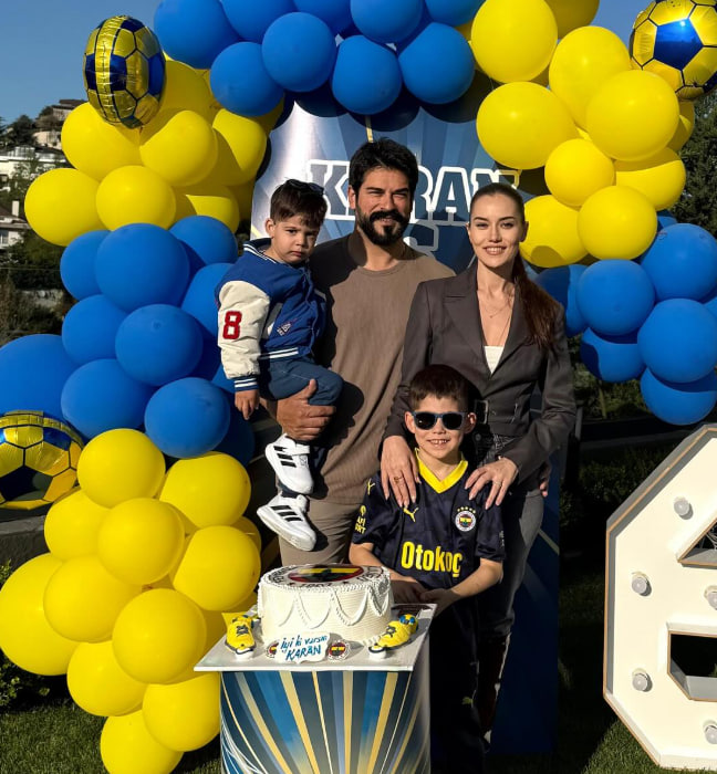 بوراک اوزچیویت در کنار خانواده اش
