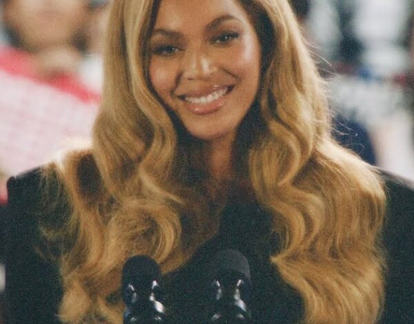 بیانسه در حال خندیدن