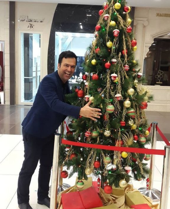 حامد آهنگی در کنار درخت کریسمس