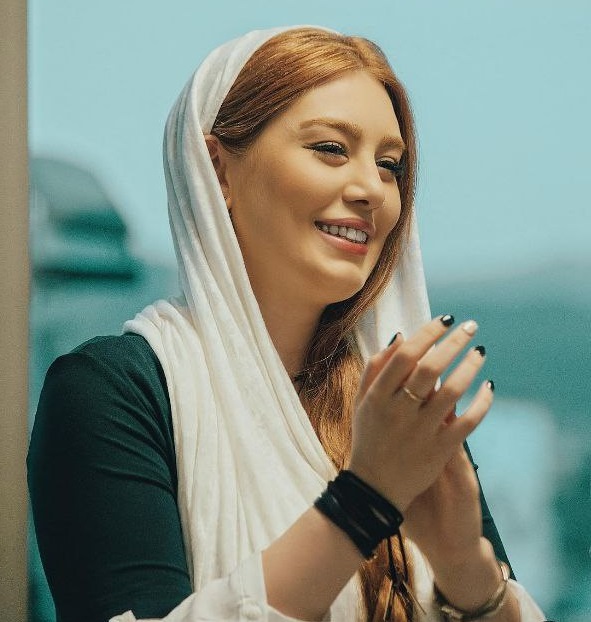 سحر قریشی در حال تشویق