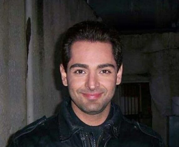 سروش گودرزی در حال خندیدن