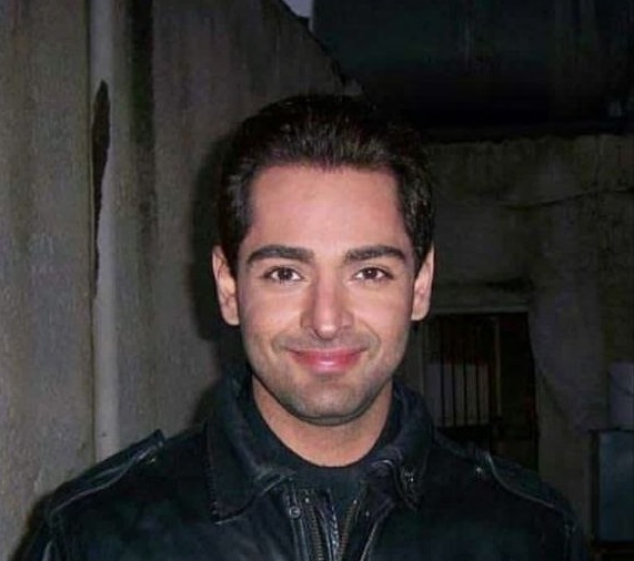 سروش گودرزی در حال خندیدن