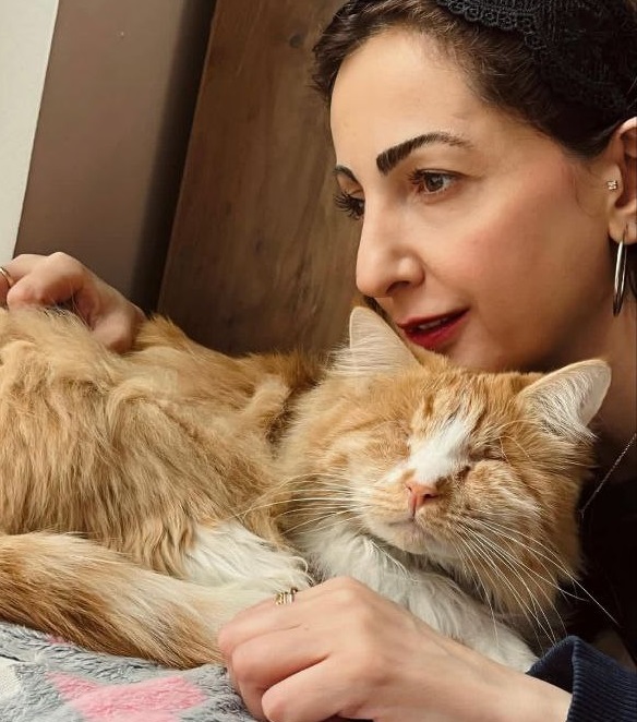 شقایق دهقان در کنار گربه اش