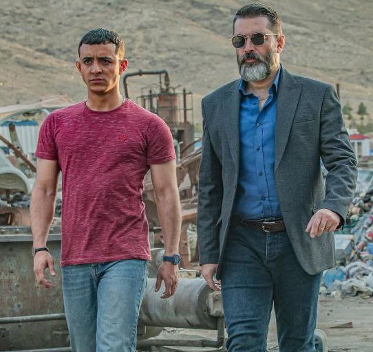 علی شادمان در کنار بازیگر سریال یاغی