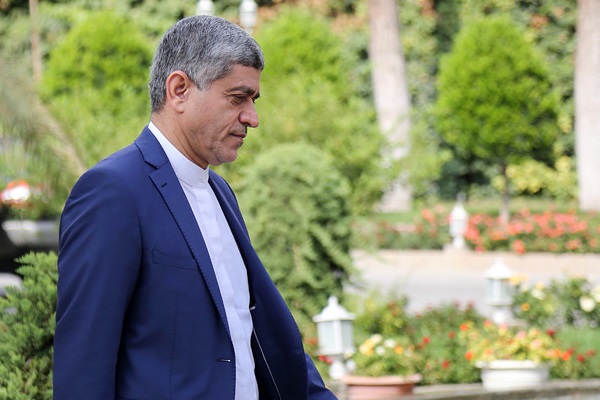 علی طیب نیا در حال حضور در هیئت دولت