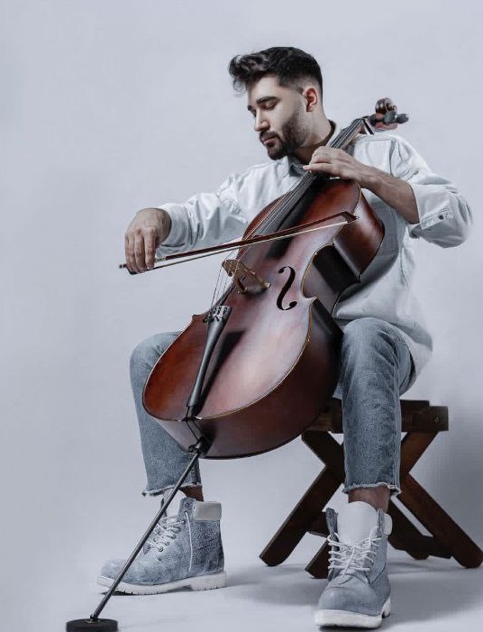 علی یاسینی در حال زدن ویالون