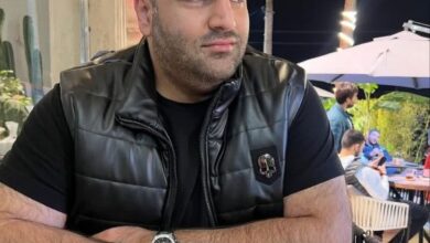 عکس بهداد سلیمی در یک کافه