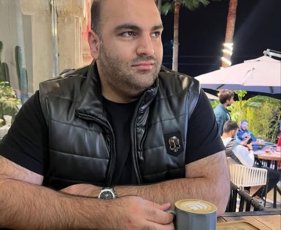 عکس بهداد سلیمی در یک کافه