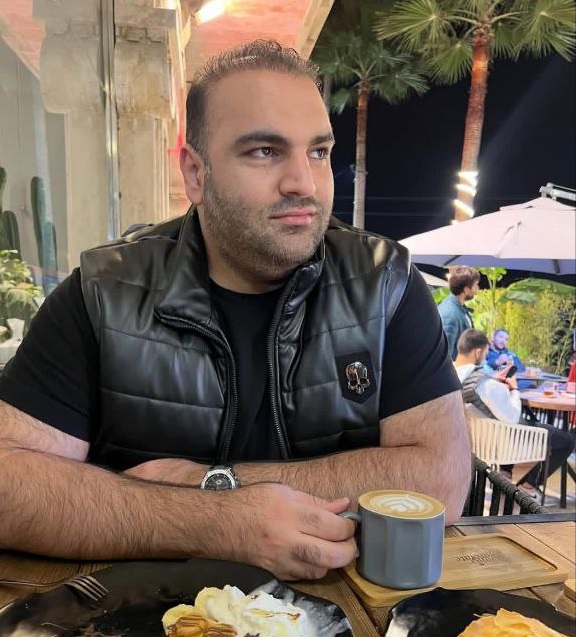 عکس بهداد سلیمی در یک کافه