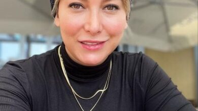 فریبا نادری در حال خندیدن