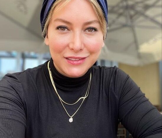 فریبا نادری در حال خندیدن