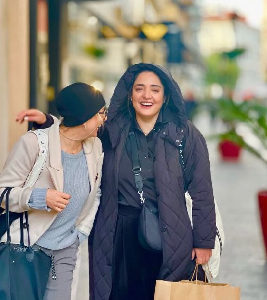 فریبا نادری در کنار نرگس محمدی