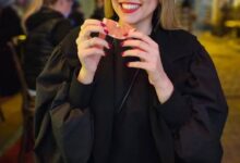 ماهور الوند در حال خندیدن