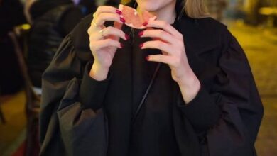 ماهور الوند در حال خندیدن