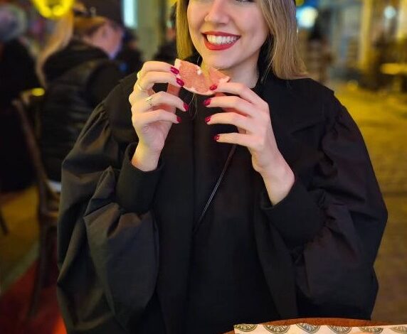 ماهور الوند در حال خندیدن