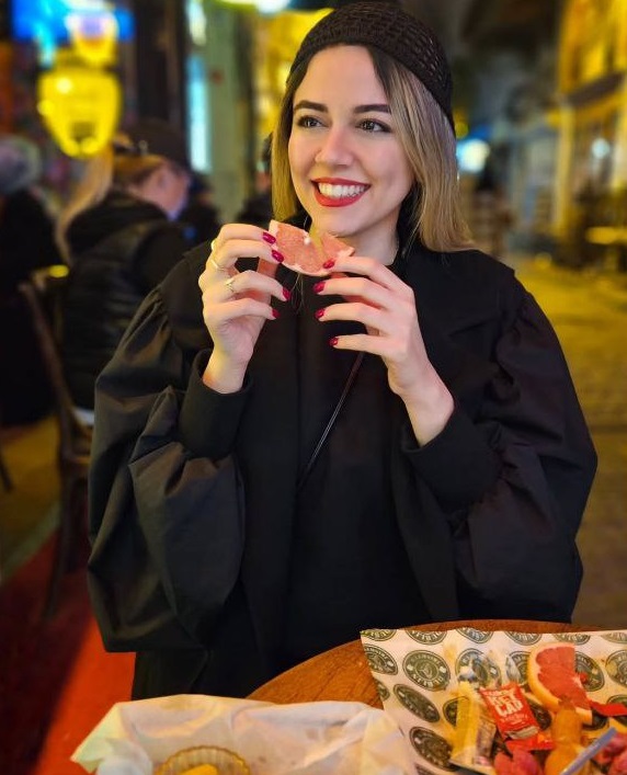 ماهور الوند در حال خندیدن