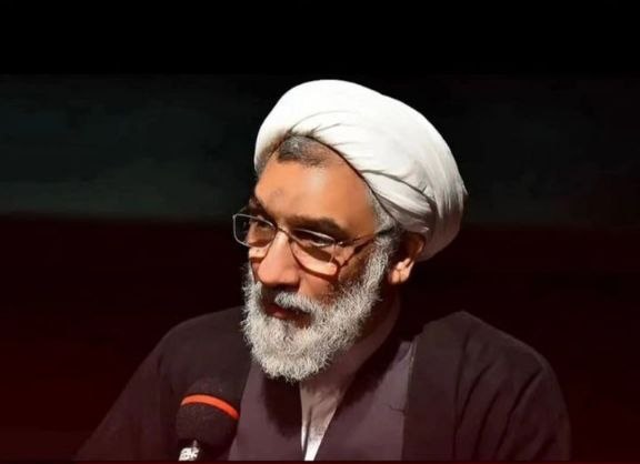 مصطفی پور محمدی در حال مصاحبه