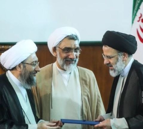 مصطفی پور محمدی در کنار رئیسی و لاریجانی