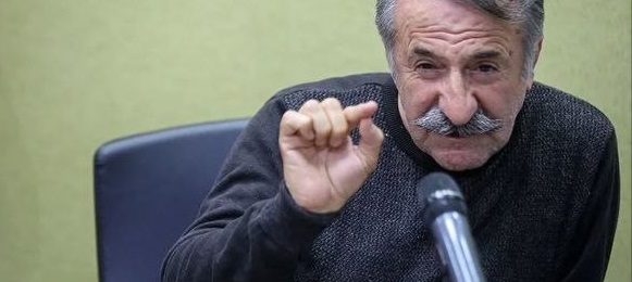 مهران رجبی در حال صحبت کردن