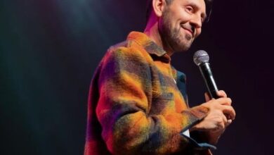 مکس امینی در حال خندیدن