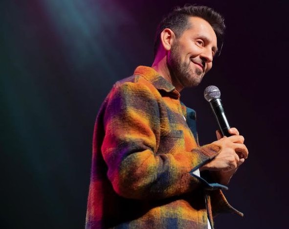 مکس امینی در حال خندیدن