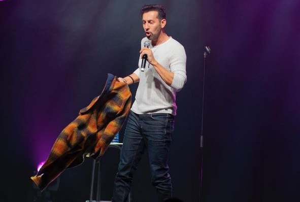 مکس امینی در حال اجرای استندآپ کمدین