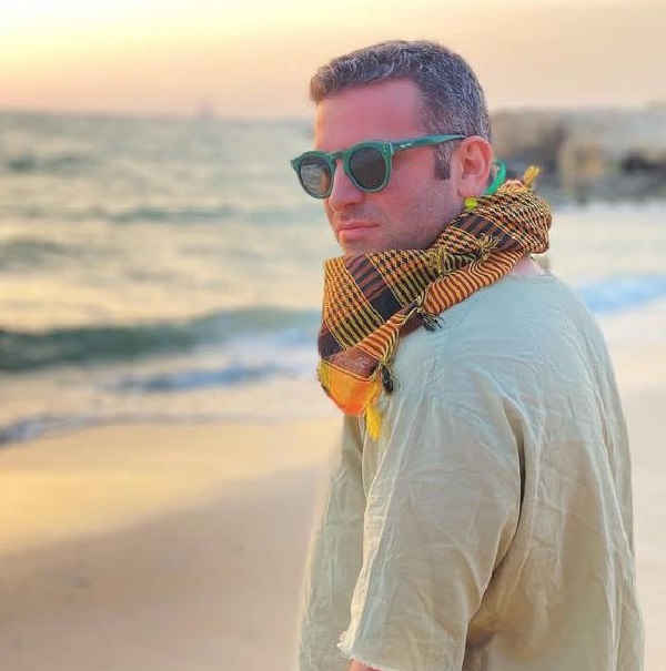 هوتن شکیبا در کنار دریا