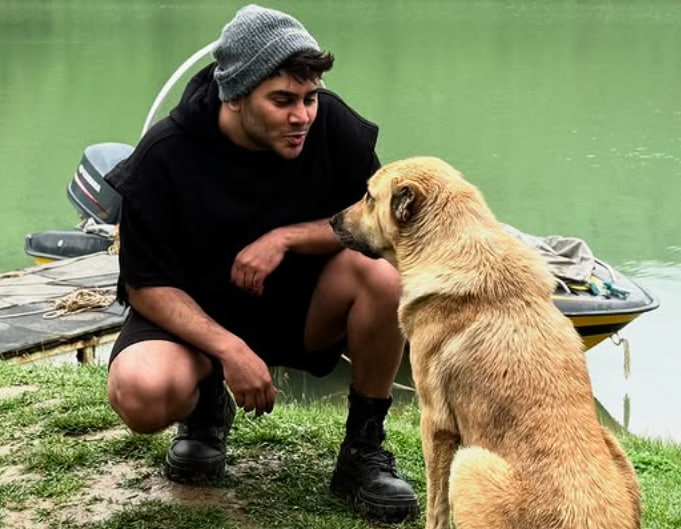 پوریا احمدی در کنار سگش