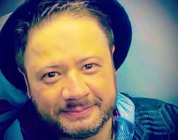 ژست بامزه علی صادقی