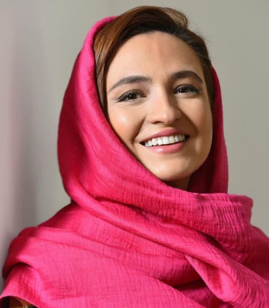 گلاره عباسی در طبیعت